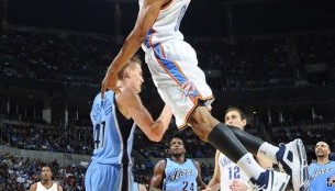  拉文暴力美学扣篮秀公牛击败活塞止住颓势