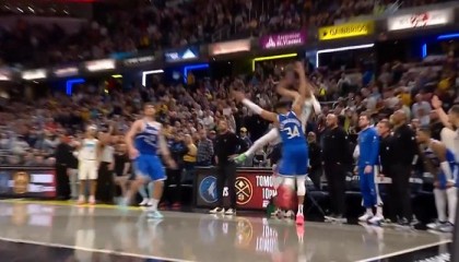  步行者哈利伯顿三分绝杀多伦多猛龙  