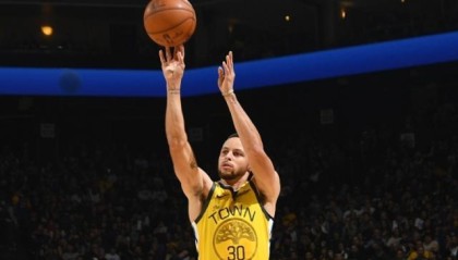  布克末节独得十五分，太阳加时力克掘金夺榜首