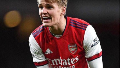  英超历史性判罚，VAR三次改判引争议  