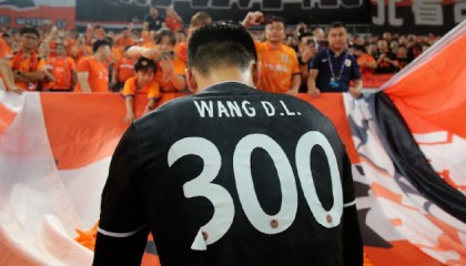  尼斯中场大师达成三百场里程碑 获定制纪念球衣  