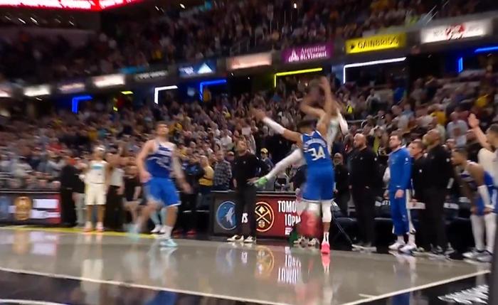  步行者哈利伯顿三分绝杀多伦多猛龙  