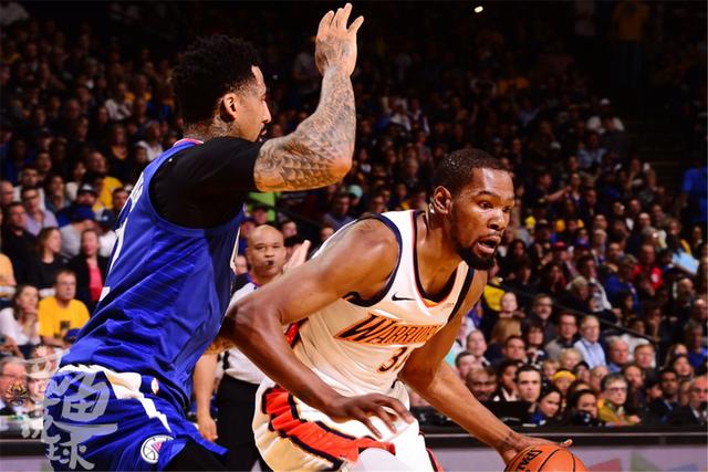  库里三分绝杀雷霆锁定西部榜首  